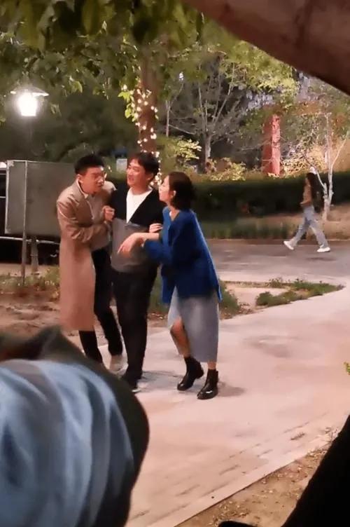 黄小蕾涂松岩街头拍戏被偶遇，两人默契搭档演绎生活片段，自然互动烟火气十足，网友直