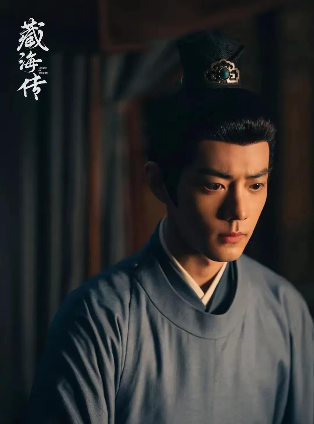 肖战被骂疯了
他说:赶紧出去，再倒一杯进来！
这事儿在热搜上挂了两天，评论区简直