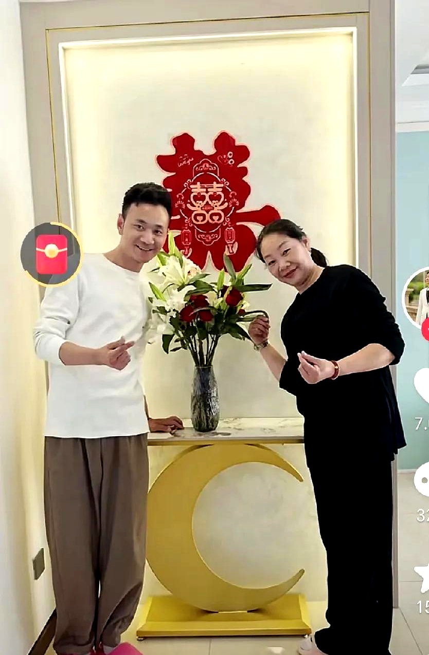 这家人，一出大戏啊。流量为王时代，亲情变现，这操作真是666。一边是结婚买房，老