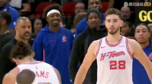 皮！亚当斯统治前板：调皮跳舞+看手。
1节就抢了3前板，单节篮板数19:5；2节