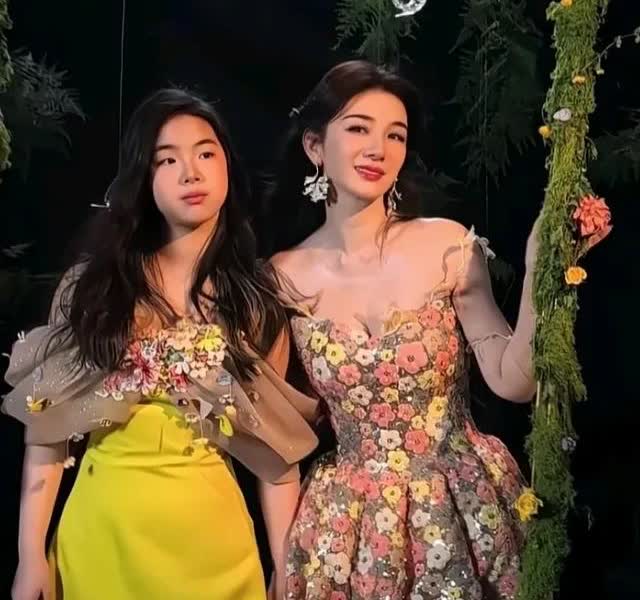 黄奕这个年纪了。颜值依然抗打！苦口婆心劝说自己女儿不要去做实习生，可女儿态度坚决