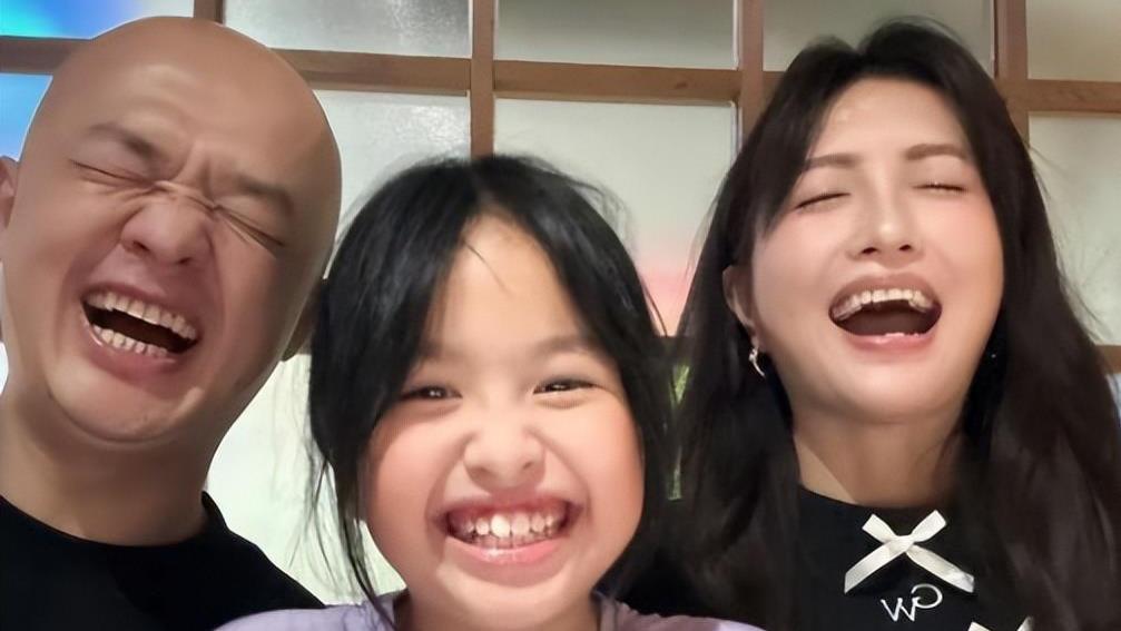 包文婧晒孕晚期美照！皮肤超好肚子大到看不着脚，6月生产好期待