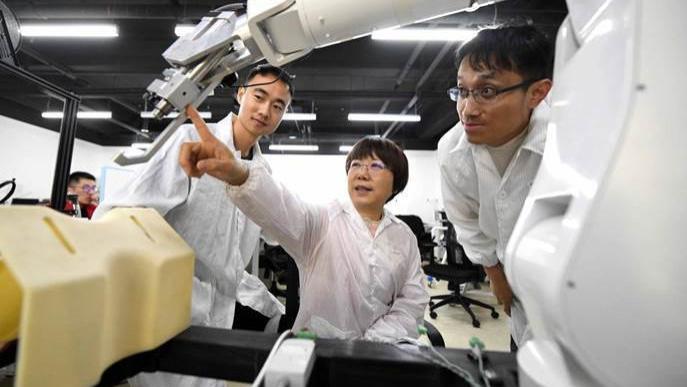 时代面孔 | 大艾机器人帅梅：用技术的温度，托起人类行走的尊严