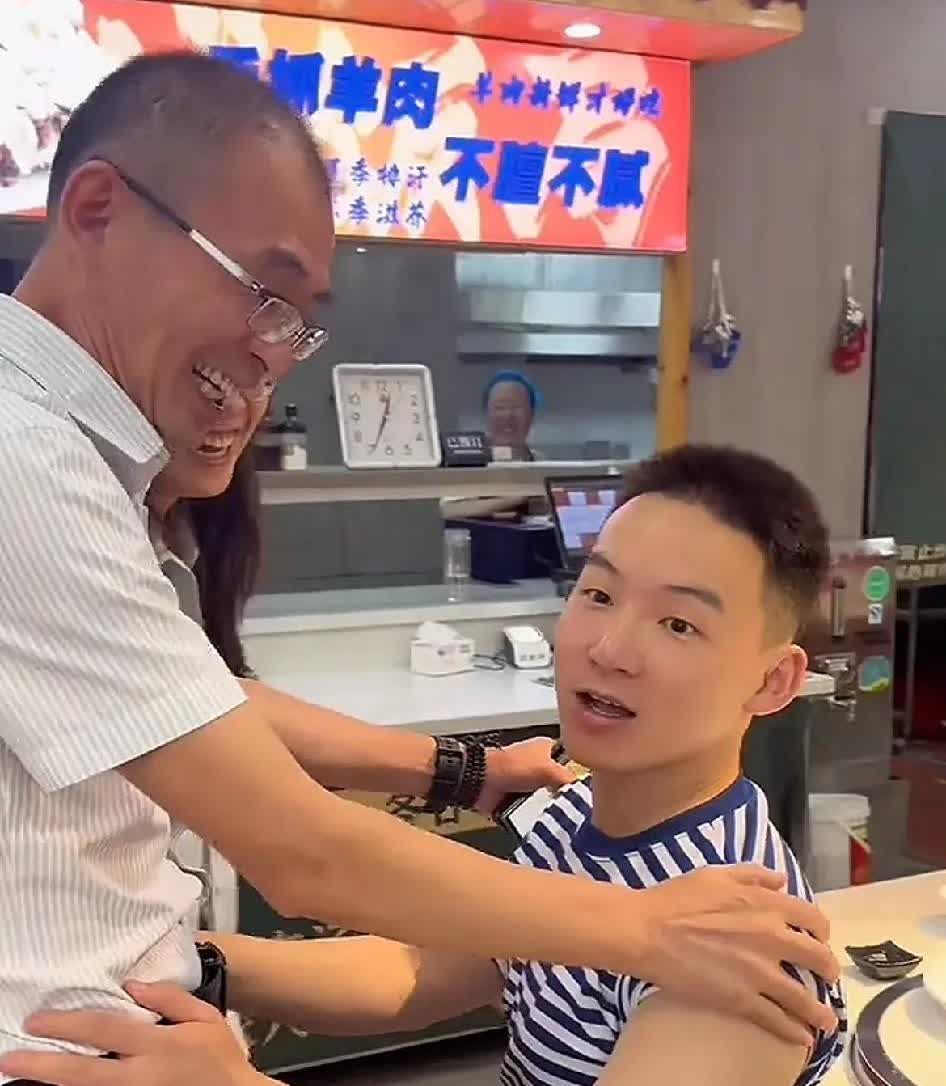 你们发现了没
浩男这小眼神
出卖了他
你们说浩男这是在看谁呢
大伙都说“