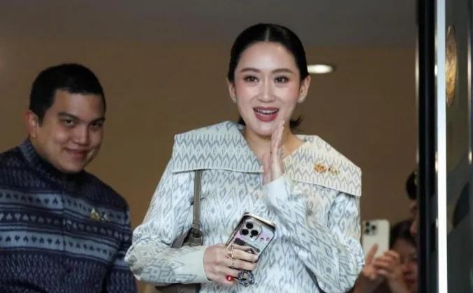泰国反贪委对被停职首相职务的佩通坦，启动全面调查。这颗“政坛炸弹”瞬间引爆本就不