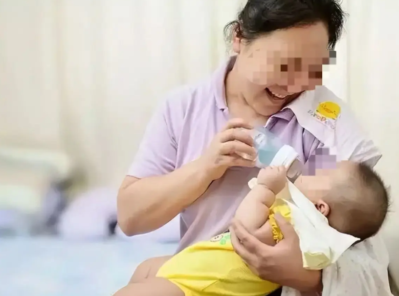 重庆，小夫妻雇了一个保姆平时带孩子，可就在二人外出上班时，却接到保姆的电话说其在