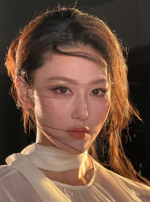 张馨予这魅惑人的小眼神，状态是真的可以，很不错！