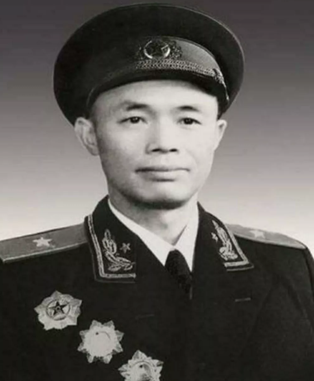 1980年，开国少将钟伟病倒，儿子钟戈辉守在他身边轻声地问，“爸爸，一个团对一个