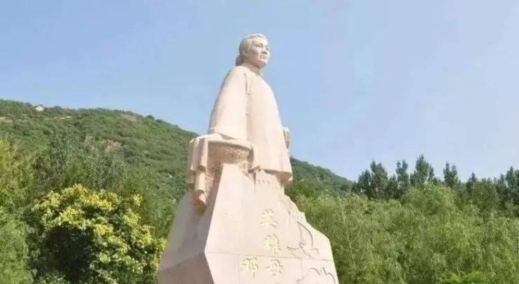 1944年，一个寡母的4个儿子都在战场上牺牲了。她把一团棉花塞进最后一个儿子嘴里