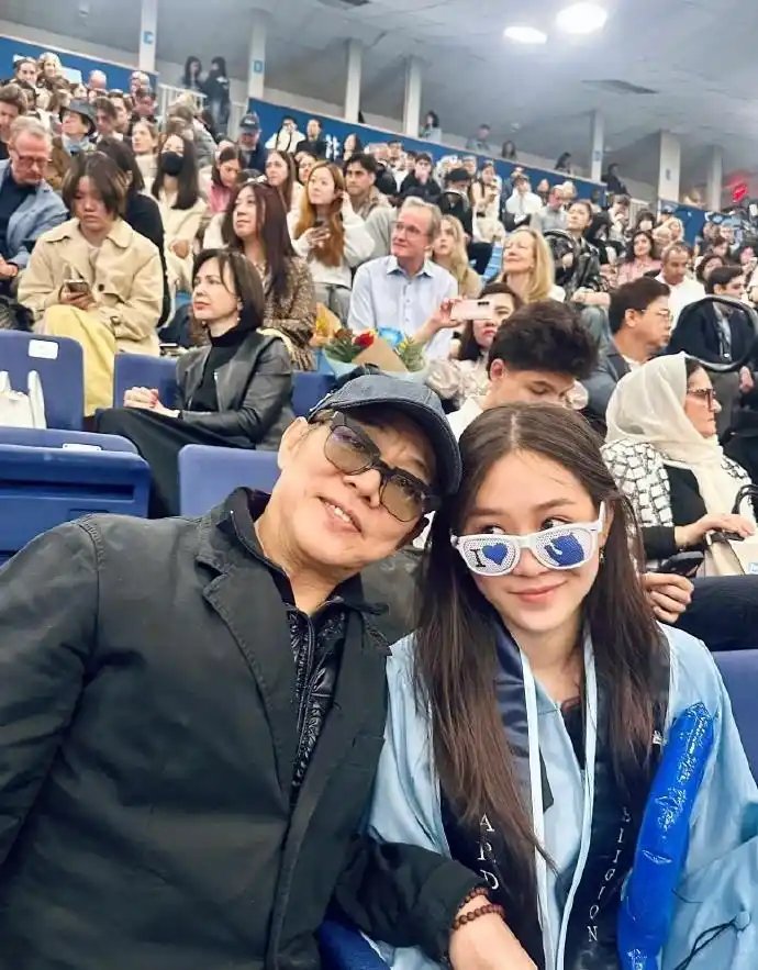李连杰当年为了利智不顾一切的与黄秋燕离婚！

李连杰：我年轻有个女孩爱我，我自以