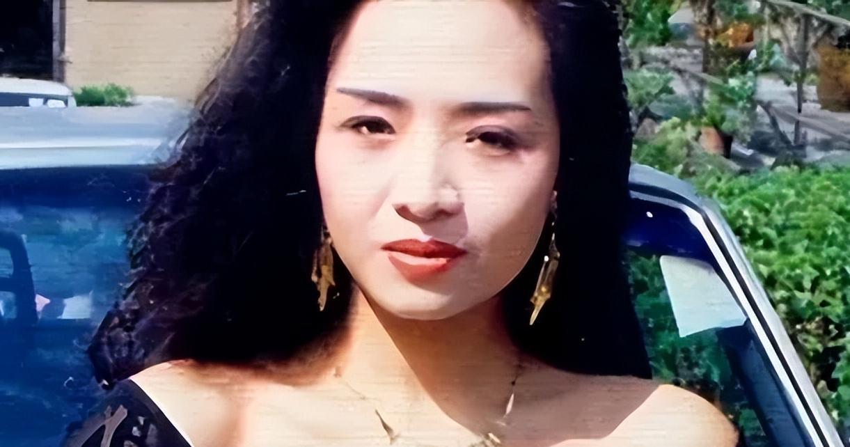 在1992年的香港，有个银行人员为了追求叶子楣而直接向她的账号转了1800万。以