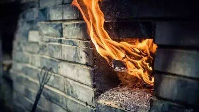 大雪天鲁东南小院，老父亲守百年方子炒草药护乡邻腰膝