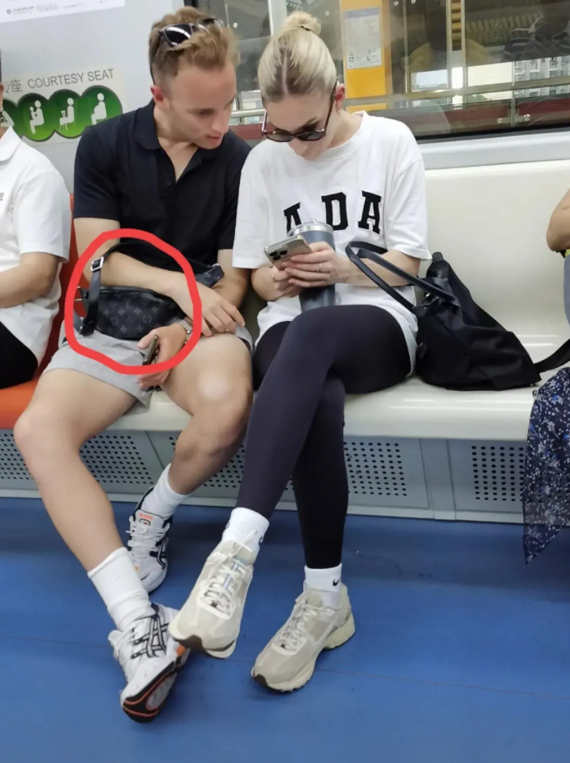 地铁上看到的，这个男的背的包包好好看啊，大家给我看看这个包是什么品牌？多少钱啊？