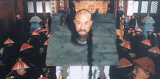 1726年，年羹尧知道自己将被问斩，暗中把怀孕的小妾，送给一位书生，并千叮万嘱：