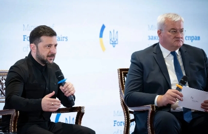 泽连斯基表示，欧盟10个国家已承诺向乌克兰提供1500亿欧元的资金，但这一计划至