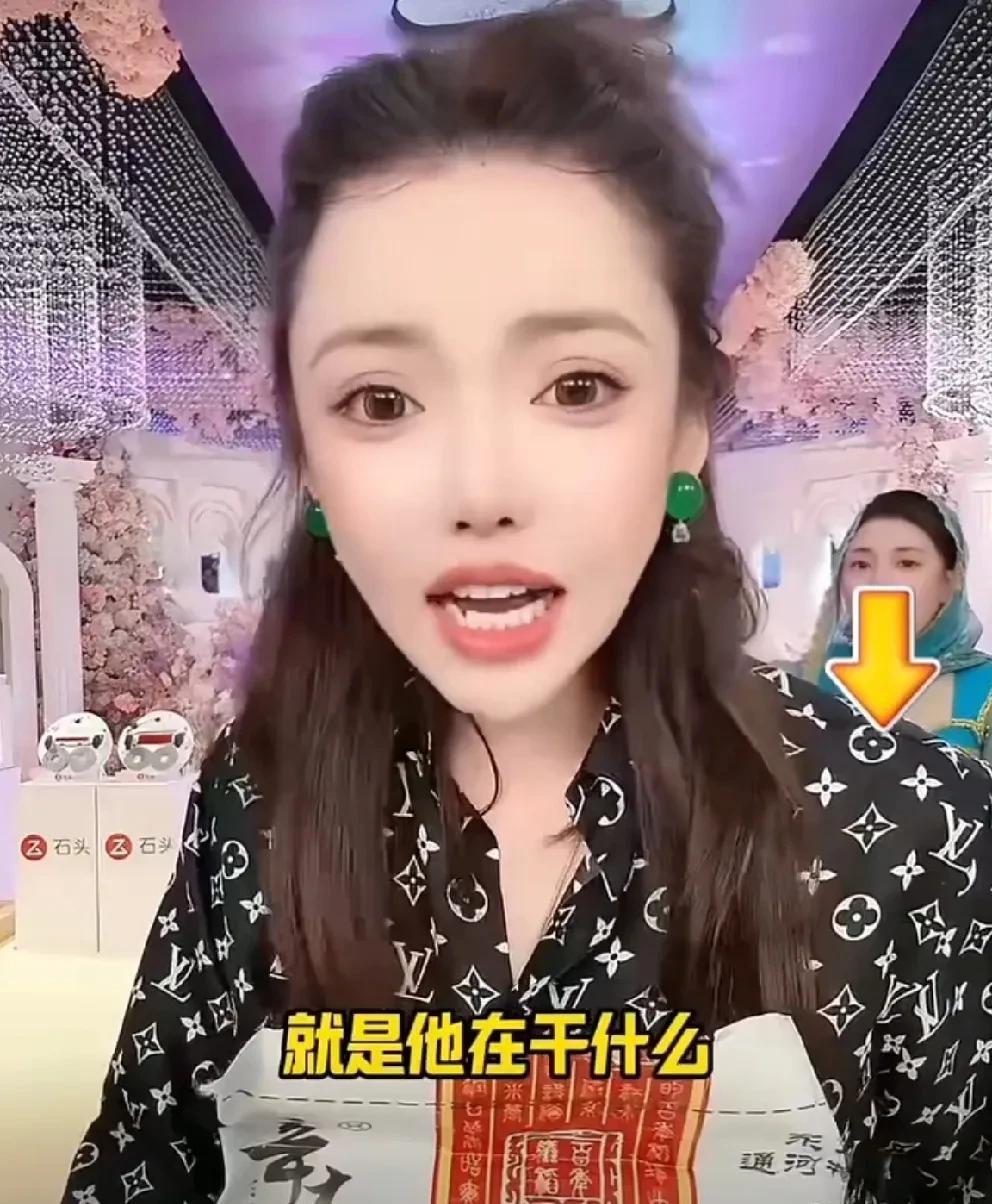 辛巴在干什么，现在是个机密，不能透漏！
         蛋蛋直播期间，有粉丝问