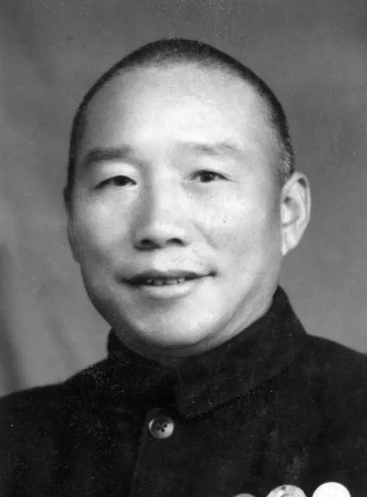 1948年，国军的一名伙夫和大部队走散了，被解放军拦下。解放军看他年纪大，便发了