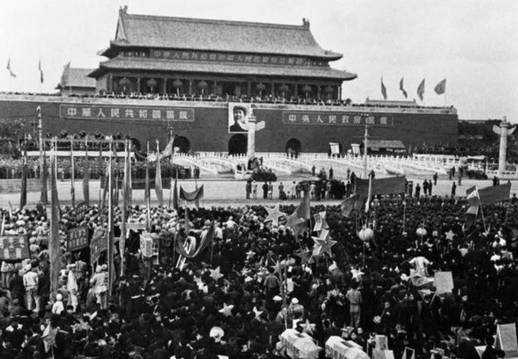 1949年，开国大典前，刘拴虎在天安门广场突然发现一个烟头，而就是这么一个小细节