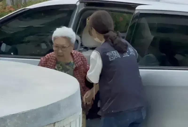 白发苍苍的85岁女罢绿领衔人被民进党当局折腾的晕倒在地。
昨天高雄地检署对罢免绿