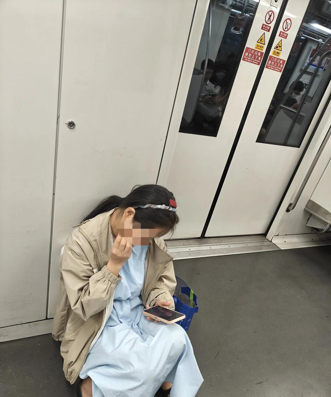 地铁内蹲坐过道手机外放
平时十号线车厢内蹲坐的人不多，偶尔有手机外放。
其实坐在