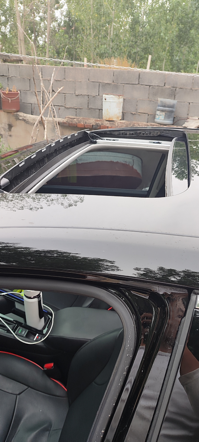 十一代雅阁天窗有点渗水
天窗有点渗水，不知道之前漏没漏过，今天才发现。
天太热，