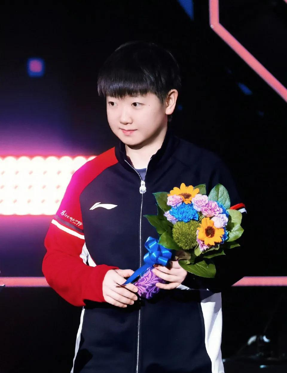 什么是超级明星？
记者问孙颖莎：“你是不是超级明星？”
莎莎笑了：“谈不上。”