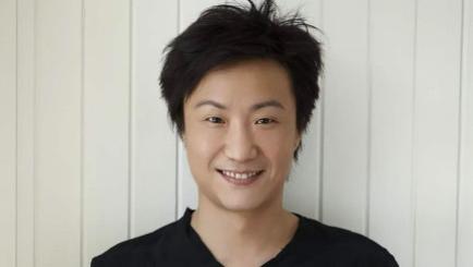 郑中基离婚后首现身，法庭内外3大细节引热议