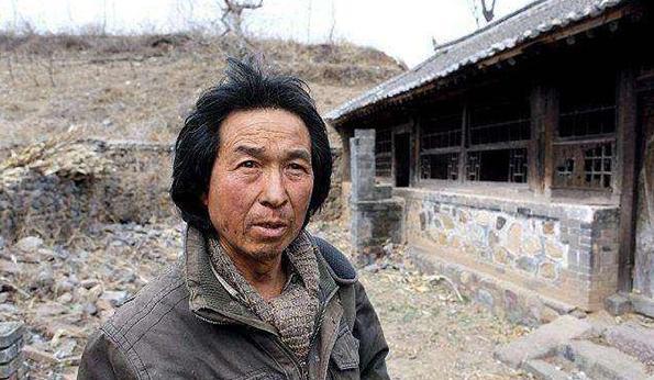 2000年，北大教授王青松突然辞职，带着校花妻子隐居深山，仅仅11年花光了350