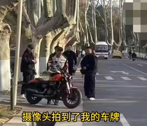 任贤齐在南京摩托车被开罚单，这是咋回事呢？任贤齐说摩托车是向车友借的，车牌是有限