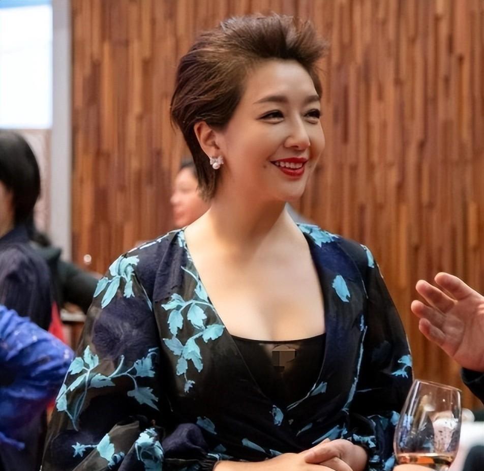江珊第二次结婚真是赚到了，一下年轻了20岁，容光焕发到让人不敢认啊！57岁的她虽