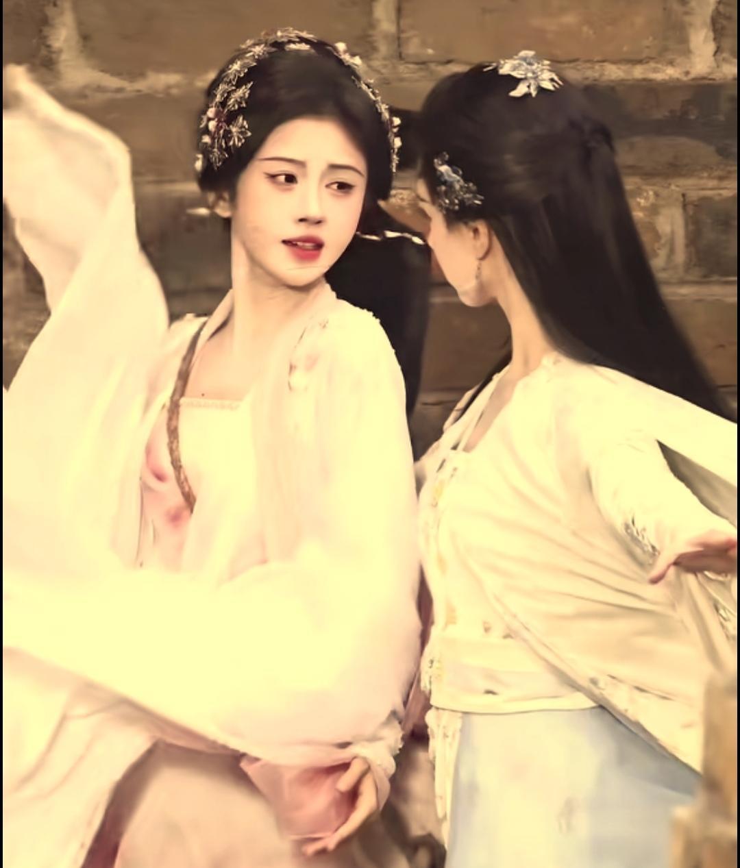 看这组古装美女照，发现四千年美女鞠婧祎的五官还是很精致漂亮的，虽然很多人说她完全