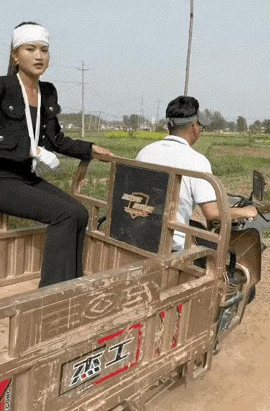 这位大哥心真大，开着三轮车带着自己心爱的媳妇，前去镇上卫生所换药，谁料想车厢没有