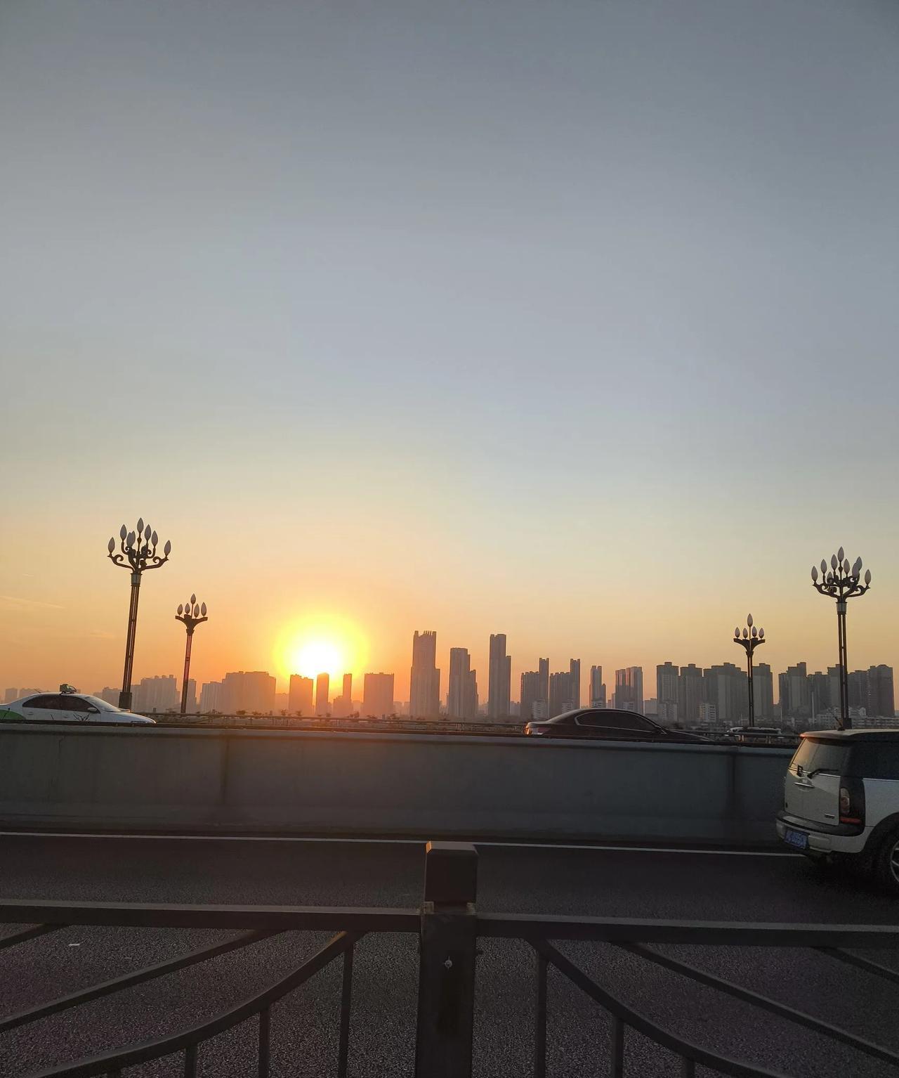 母亲七十多岁了
住的步梯房5楼
现在住着还没什么问题
可是也考虑到了
随着年龄的