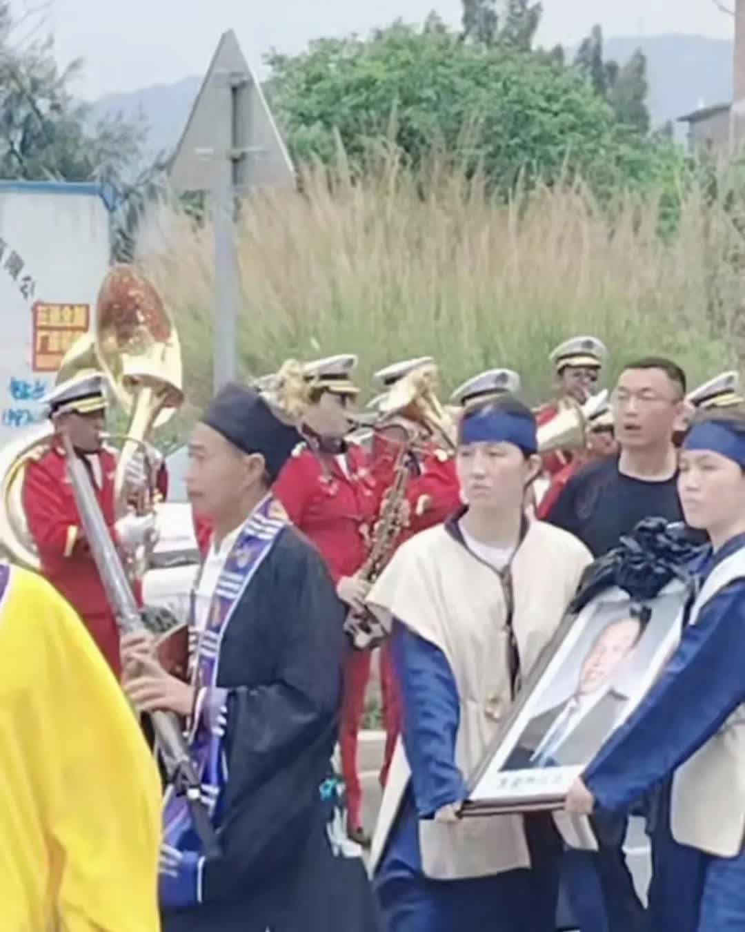 不得不说，捧着爷爷许连捷遗像的两个孙女，长得真的好素呀，已经很高了，但是也不染发