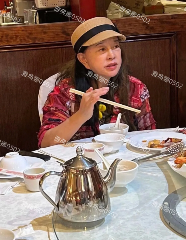 74岁的刘晓庆纯素颜生图!
庆奶虽然年纪不轻了，但皮肤很好很有弹性，气色红润心态