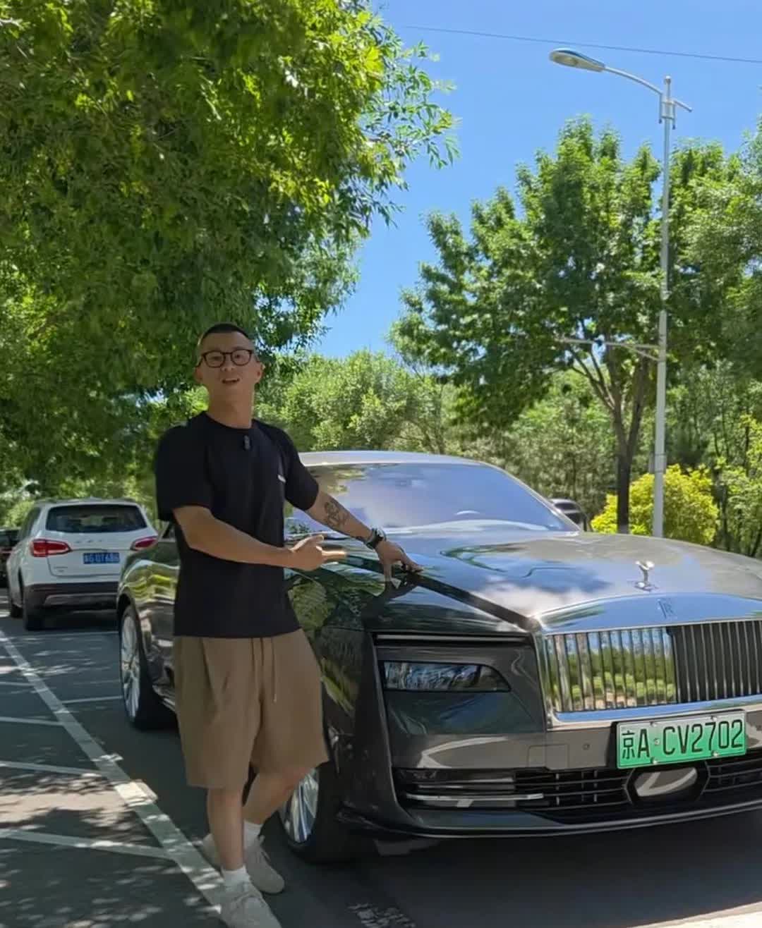 陈震讲述自己把库里南换成闪灵的原因

陈震前段时间把自己的爱车劳斯莱斯库里南