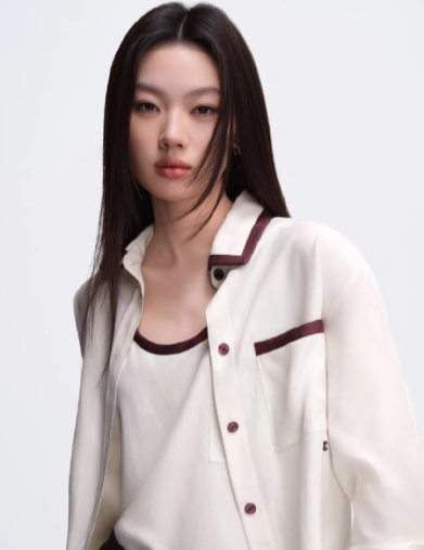 首位00后华人歌手拿下香奈儿，打破了顶奢代言被演员垄断的局面。音乐与时尚的跨界，