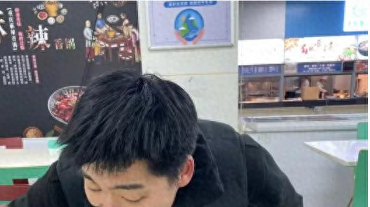 “穷就别生”，母亲吐槽大学儿子一天能花50块，评论区网友一边倒