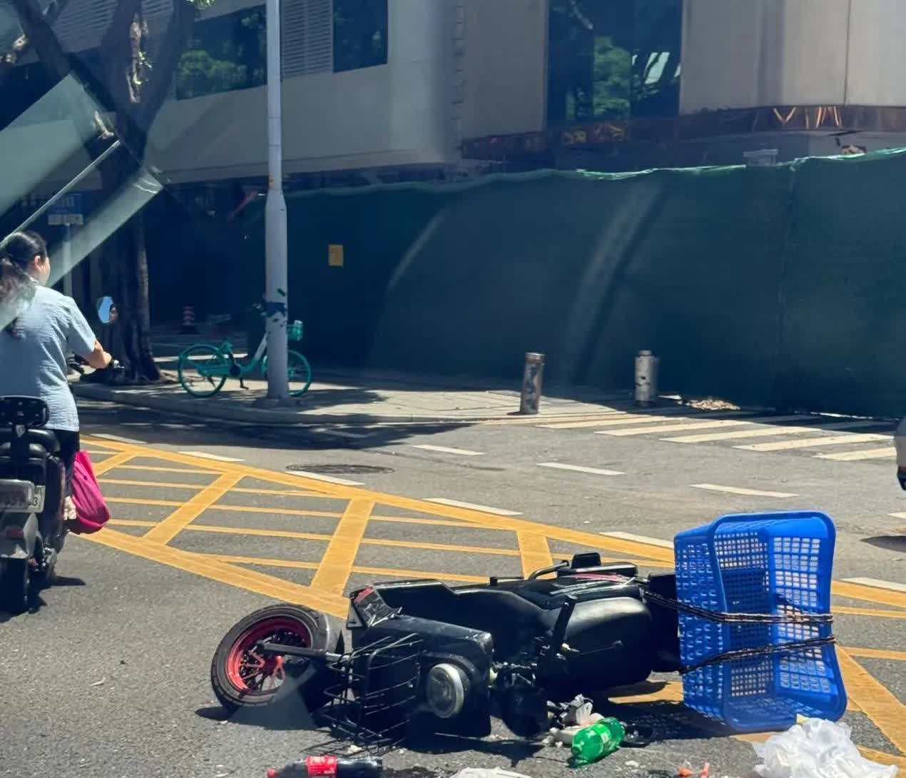 又看到电鸡交通意外，骑车人已被120抬走，太可怕了，这条路车速还这么慢.广州每天