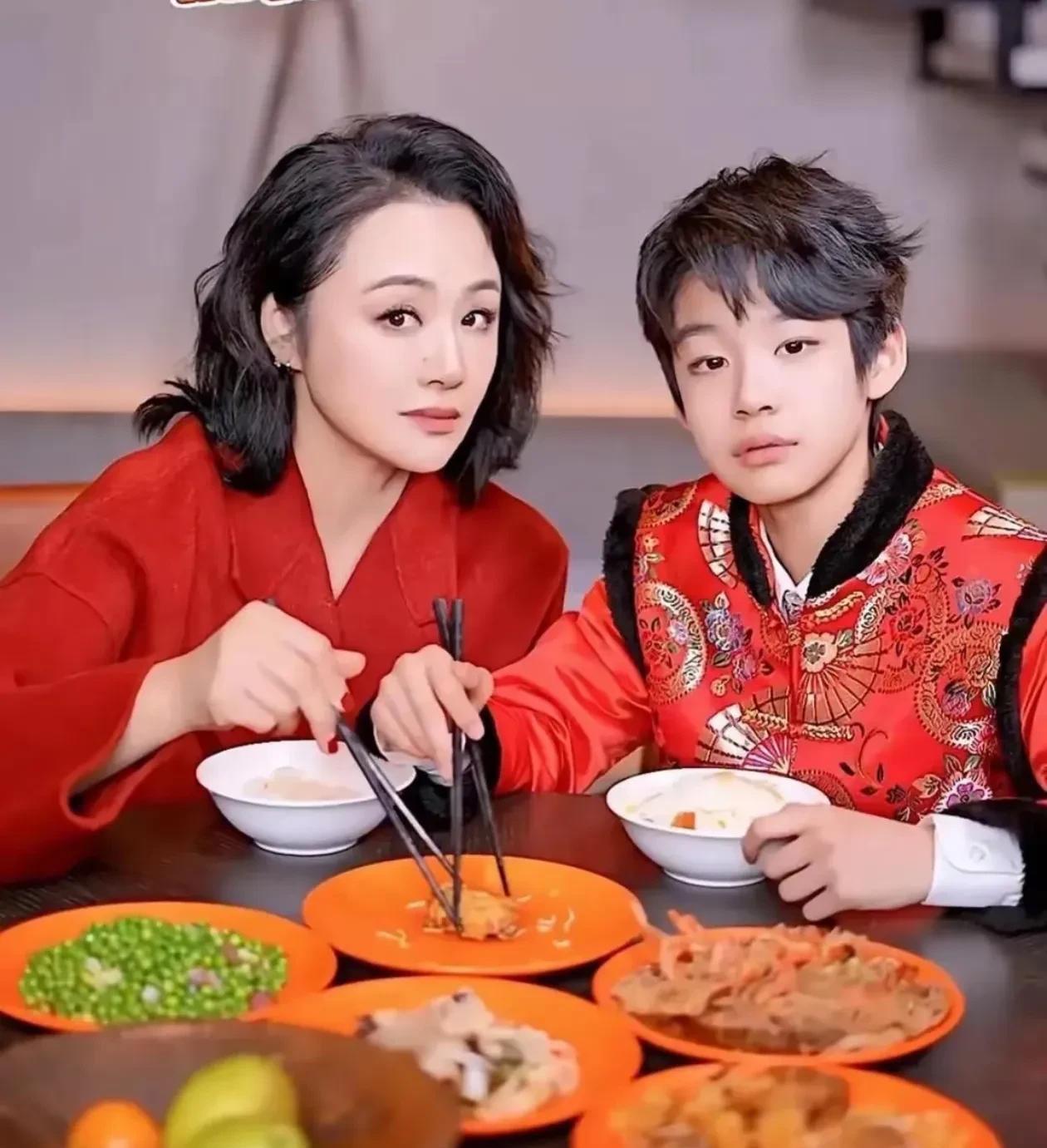 曹颖曾在节目中自曝患胃癌，“如果我不在了，谁能像我这么爱他。”她最放心不下儿子，