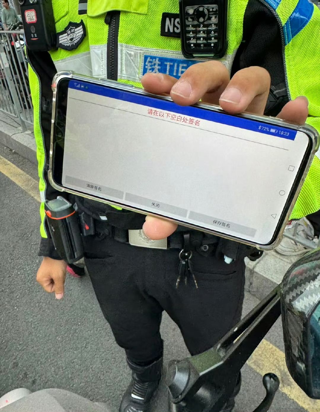 偶遇粉丝签名，不给签不让走[哭笑不得]