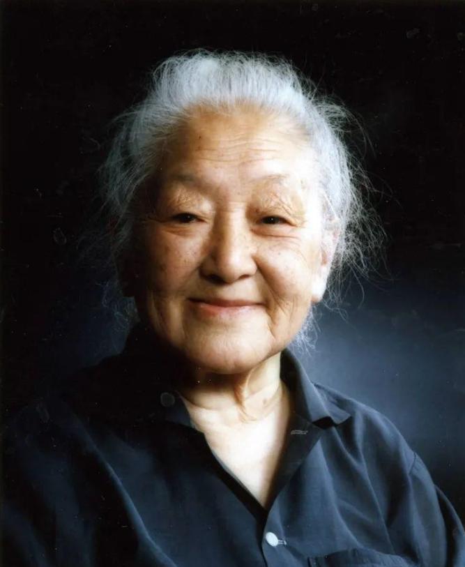 64岁老太太买菜，却被小贩嫌弃阻拦：“不买就别乱摸，这个冬笋可不便宜！”事后有人