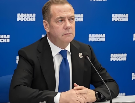 面对美国的步步紧逼，俄罗斯硬汉梅德韦杰夫直接开怼说，“‘何时走上谈判桌’，不是唐