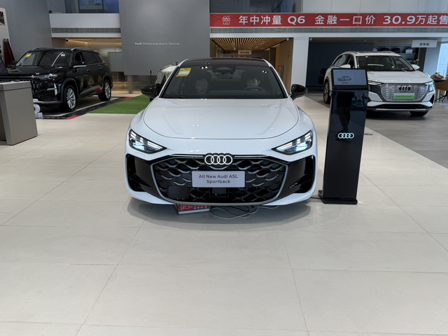 新a5l实车体验
今天销售说新a5到店，立马去看了一下，外观内饰见仁见智。全系标