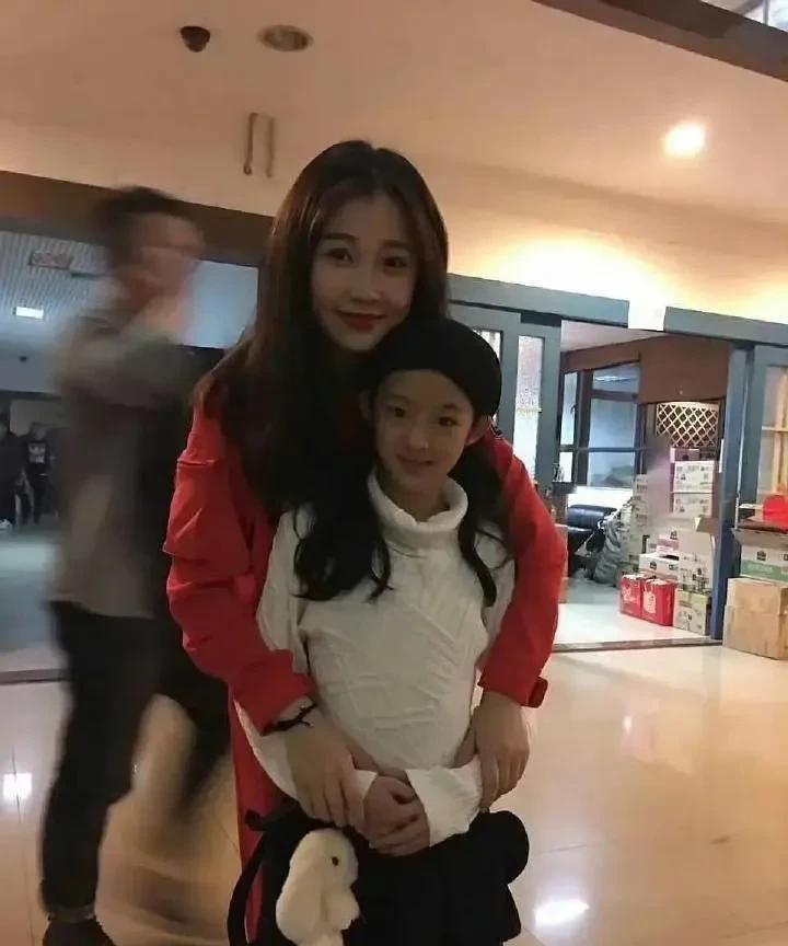 虞书欣和黄杨钿甜真是娱乐圈的“难姐难妹”啊！
从黄杨钿甜成人礼疑似戴230万的耳