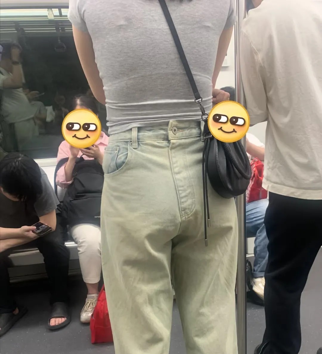 不懂就问，她的裤子是不是穿反了？
