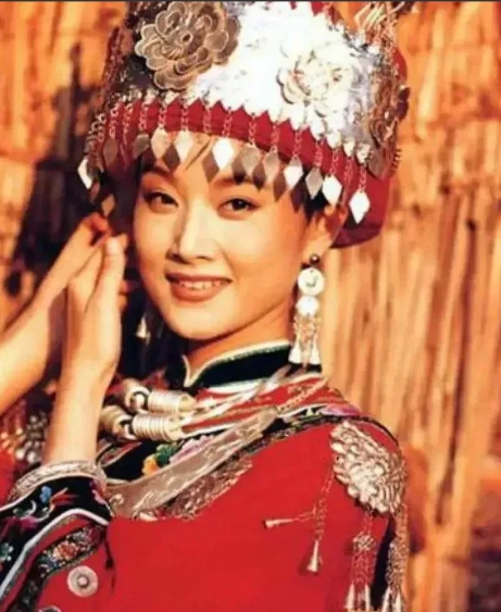 1996年，宋祖英亲手把18岁的小保姆送进了监狱，一判就是12年。
这个小保姆还