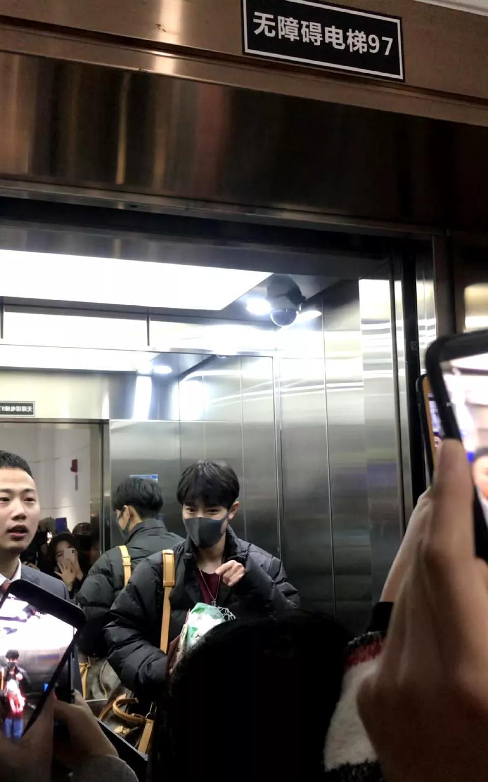 网友：有刘海的战战可爱鼠了……