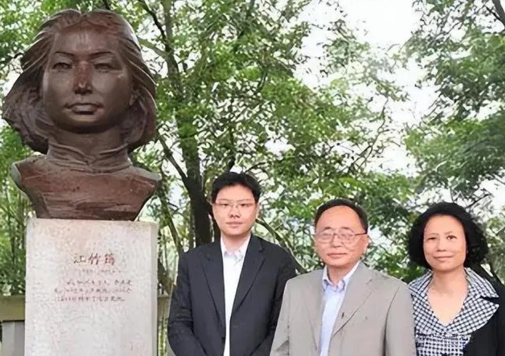2008年，62岁的彭云携妻儿从美国回到故土为母亲江姐扫墓，站在母亲半身铜像前的