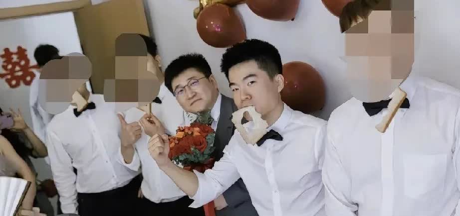 闫涵以前在西安新东方当老师时跟宇辉是同事，是宇辉为数不多的挚友。

闫涵不知